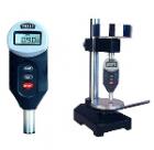 邵氏D一體化數(shù)顯式硬度測(cè)量儀器，該硬度計(jì)集測(cè)量裝置和數(shù)據(jù)處理于一體，具有結(jié)構(gòu)緊湊、測(cè)值準(zhǔn)確、攜帶方便、造型美觀、重量輕和易于操作等優(yōu)點(diǎn)。它主要用來測(cè)定硬塑料和硬橡膠的硬度，特別適合于現(xiàn)場(chǎng)對(duì)橡膠和塑料成品的硬度測(cè)量。 