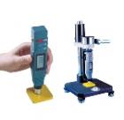 橡膠A型硬度計(jì)能快速準(zhǔn)確地進(jìn)行塑料、軟橡膠、合成橡膠、打印膠輥的測(cè)量。在化工及橡膠業(yè)有著廣泛的應(yīng)用。主要特點(diǎn)：
造型美觀，攜帶方便，能與計(jì)算機(jī)通訊。測(cè)量范圍：0～100HA；
測(cè)量誤差：在20～90HA內(nèi)，HA≤±1度
