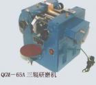 QGM-65A 三輥研磨機 用途:用于實驗室內(nèi)涂料填加料的粉碎研磨;參數(shù):軋輥尺寸：Ф65×135mm 軋輥轉(zhuǎn)化比：（后中前）1：3：9，中輥轉(zhuǎn)速 ：88r/min;應用效果:始料粒度：50~100μm，經(jīng)3~5次研磨后試料顆粒細度小于18μm.