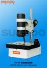  SVM-208視頻數(shù)碼顯微鏡是針對現(xiàn)代制造業(yè)的需要，為產(chǎn)品質(zhì)量檢測而研發(fā)。運用消雜光大景深技術(shù)，并采用優(yōu)質(zhì)CCD，能高清晰度成像。有上下兩種光源，可在各種作業(yè)環(huán)境下工作。解析度：0.5 Micron,精度：2微米(80x)5微米(50x)10 微米(15x),連續(xù)變倍：10x-45x/20x-80x
 
 
 
