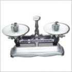 JP-A-50架盤天平,本架盤天平專供藥房使用，亦適用于化學(xué)和礦產(chǎn)工業(yè)及實(shí)驗(yàn)室一般稱量之用。最大稱量:5000g.分度值:5g.箱/臺(tái):ф20mm.包裝尺寸:630*390*300mm.毛重:23