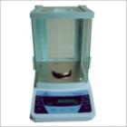 JA-1203 電子精密天平,新一代電磁式稱量傳感器，使產(chǎn)品的精度有了可靠保障。具有全自動故障檢測，自動校準(zhǔn)，超載保護(hù)等多種應(yīng)用程序。電源變壓器外置，減少溫度對天平稱量的影響.內(nèi)置RS232C接口，可直接連接計(jì)算機(jī)，打印機(jī)等。稱量范圍:0-120g.可讀性:1mg.稱盤尺寸:ф80mm