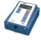 DUSTTRAKTM 大氣粉塵監(jiān)測(cè)儀（型號(hào)：8520）擁有寬廣的可測(cè)范圍，適用于從辦公室、工作場(chǎng)所到室外環(huán)境、建筑工地等場(chǎng)合的測(cè)量。它可以分別實(shí)時(shí)測(cè)量1.0μm、2.5μm、10μm的氣溶膠粒子或呼吸性微粒（RSP）、的重量濃度（重量/空間體積），提供迅速而準(zhǔn)確的測(cè)量結(jié)果。