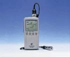 VM-82便攜式數(shù)字測(cè)振儀是VM-63測(cè)振表的改進(jìn)型，使用分離式振動(dòng)傳感器，可對(duì)微小振動(dòng)及超強(qiáng)振動(dòng)進(jìn)行測(cè)量，可測(cè)機(jī)械設(shè)備的振動(dòng)位移、速度(烈度)和加速度。它可以?xún)?chǔ)存1000組測(cè)點(diǎn)的數(shù)據(jù)，并能與微機(jī)進(jìn)行通訊。