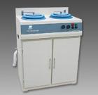  P-2G金相試樣拋光機(jī)是在P-2T金相試樣拋光機(jī)的基礎(chǔ)上作進(jìn)一步的設(shè)計(jì)改進(jìn)，由原立式結(jié)構(gòu)設(shè)計(jì)成柜式結(jié)構(gòu). 拋盤(pán)直徑：200mm.轉(zhuǎn)速：1400r/min或900r/min(定制).電壓：380V,50Hz或220V,50Hz(定制),外形尺寸：900x560x1010mm

