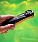 Fluke CO-220 一氧化碳表采用了最新一代的電子化學(xué)傳感器，無需使用抽吸泵即可快速地檢測周圍環(huán)境一氧化碳濃度的變化?？稍诖蟮腖CD顯示屏上顯示 0 至 1000 ppm的一氧化碳濃度 ,最大值保持功能,啟動時傳感器自動歸零和自檢序列。