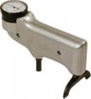 GYJ936巴氏硬度計(jì)適用于是非常軟的材料，例子如：鉛、油布和皮革。易于使用不需要經(jīng)驗(yàn)、操作人員可手持硬度計(jì)，在任意位置和空間使用。硬度的數(shù)值通過指針在刻度盤上立即指示出來，刻度盤分成100等份，硬度范圍1-100。不需要等待，可隨時(shí)隨地使用。
