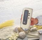 使用白度指數(shù)(CIE或亨特爾)指示食品和原材料的白度。測量口徑為8mm。測量、數(shù)據(jù)處理、顯示的三個(gè)部位一體化設(shè)計(jì)。小型輕便的手提式設(shè)計(jì)?？梢詼y量粉體或粘稠狀物體。

