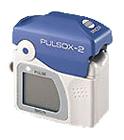 只需將手指插入指架，監(jiān)測器便自動開啟，可立即開始測量。 

大屏幕顯示，清晰明了

大屏幕LCD確保文字與測量值顯示清晰明了。此外，在黑暗環(huán)境中會自動點亮背光。 

高度便攜性

PULSOX-2外形小巧，僅重70g，攜帶非常方便；此外，頸帶設(shè)計更添靈活性和易用性。 

堅固耐用

此儀器的設(shè)計堅固耐用，可承受碰撞和擊打。因此非常適合家庭使用。 

性能可靠，深受好評

PULSOX-2繼承了PULSOX系列深受好評的設(shè)計和性能，這兩方面在該系列多年來累積的經(jīng)驗中日趨完善。 

電池壽命長

采用高效節(jié)能設(shè)計，兩節(jié)AAA電池即可支持連續(xù)使用80小時。
