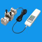 功能： 
HD旁壓張力測(cè)試儀安裝方便、操作簡(jiǎn)單、維修容易，專用于測(cè)量鋼絲繩的張力。鋼絲繩通過(guò)U形螺栓固定在傳感器上，當(dāng)鋼絲繩受拉力時(shí)，力通過(guò)導(dǎo)向輪作用于傳感器上。 
