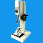 目 的：
ABQ拉力鈕扣測試儀，可配置NK、HF推拉力計(jì)和專用夾具，專用于測量鈕扣的扣合力或脫離衣物破壞力。檢測鈕扣、按鈕等固定強(qiáng)度是很重要的一項(xiàng)標(biāo)準(zhǔn)，尤其是在嬰兒和兒童服裝設(shè)計(jì)及制造中最為重要。在鈕扣固定裝飾件上使用一定力的測量需要通過力度儀器來記錄。
