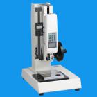 說明： 
ASC型手動(dòng)立式側(cè)搖測試臺專為HF系列和NK系列推拉力計(jì)配備，可組合成不同用途的試驗(yàn)機(jī)臺，適用各種插拔力、按壓力、破壞試驗(yàn)等測試。在顯示力值的同時(shí)，還可以加裝數(shù)顯標(biāo)尺，顯示其位移量，對不同工件進(jìn)行相同位移量下的對比測試。
