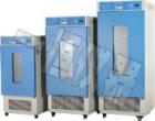 1、 采用鏡面不銹鋼內(nèi)膽，四角半圓弧設計，易清潔，箱內(nèi)擱板間距可調(diào)。

2、 微電腦溫度控制器，控溫精確可靠。

3、 循環(huán)風扇速度自動控制，避免了試驗過程中由于速度過快而導致樣品的揮發(fā)。  

4、 設有獨立限溫報警系統(tǒng)，超過限制溫度即自動中斷，保證實驗安全運行，不發(fā)生意外。（選配）

5、 具有打印機或RS485接口，可連接打印機和計算機，能記錄溫度參數(shù)的變化狀況。（選配）

6、國際品牌壓縮機，采用環(huán)保制冷劑（R134a），高效率、低耗能、促進節(jié)能。（型號中帶“F”具備此功能）
